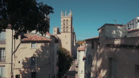 Viendo-La-Catedral-Desde-Arriba-En-El-Centro-De-La-Ciudad,-Montpellier---Francia