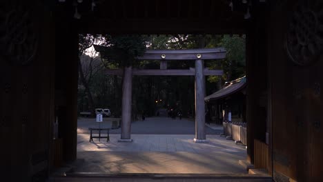 Empuje-En-Cámara-Lenta-Hacia-La-Puerta-Torii-De-Madera-En-El-Hermoso-Santuario-Meiji