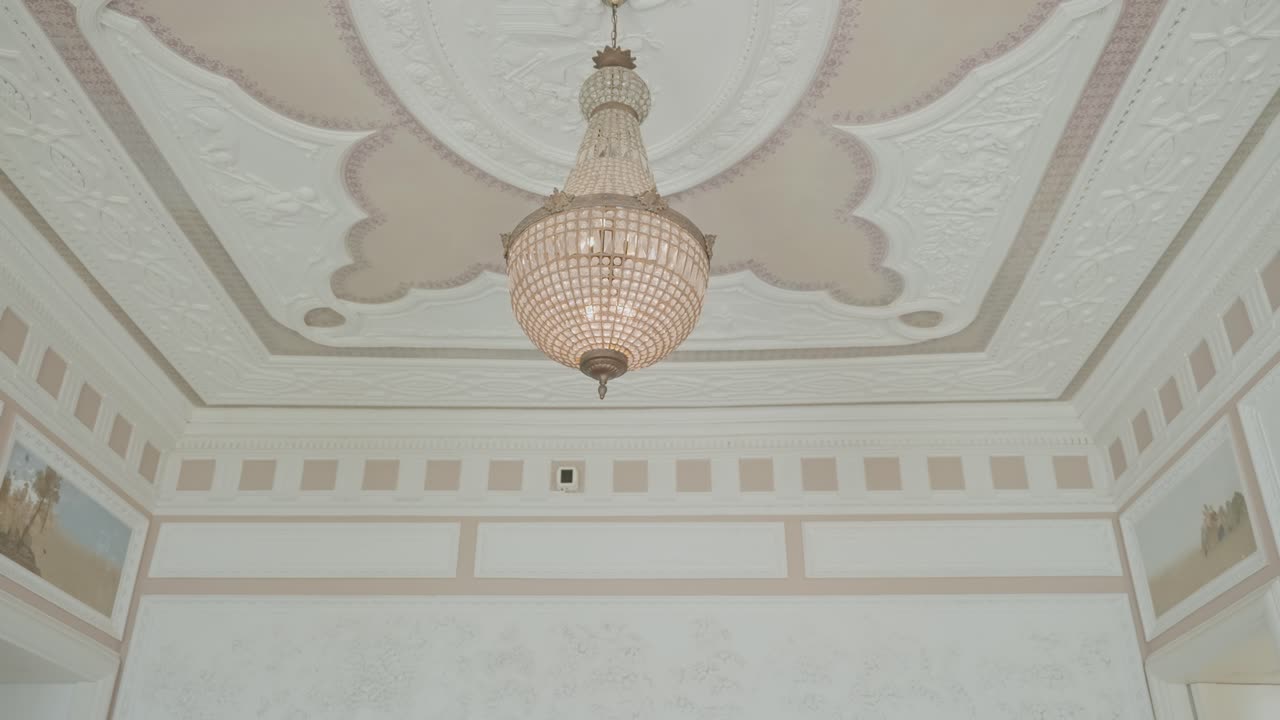 Lampadario da interni con elaborato design in gesso e simmetria
