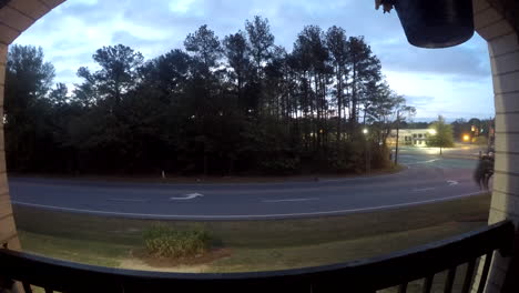 timelapse de la noche al día frente a una iglesia en la ciudad