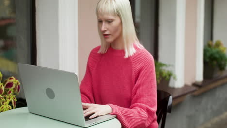 Glückliche-Frau,-Die-Laptop-Benutzt