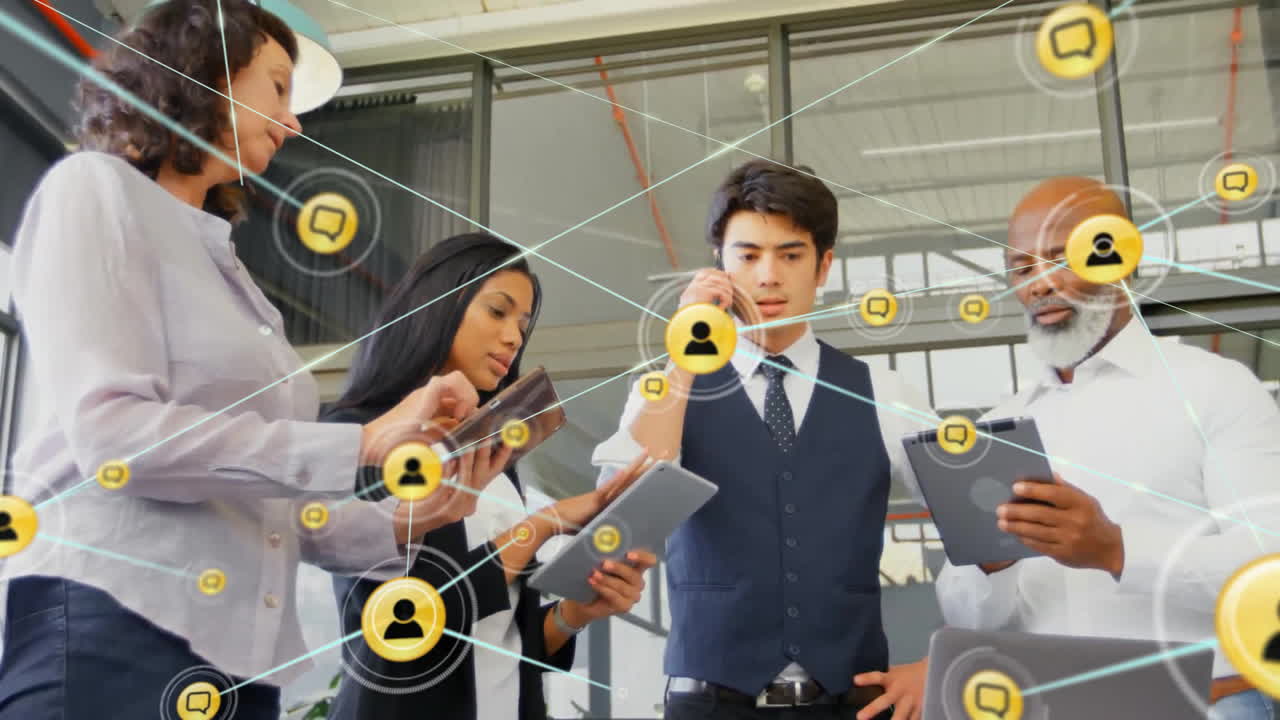 사무실에서 다양한 사업가들과의 아이콘과의 연결 네트워크의 애니메이션