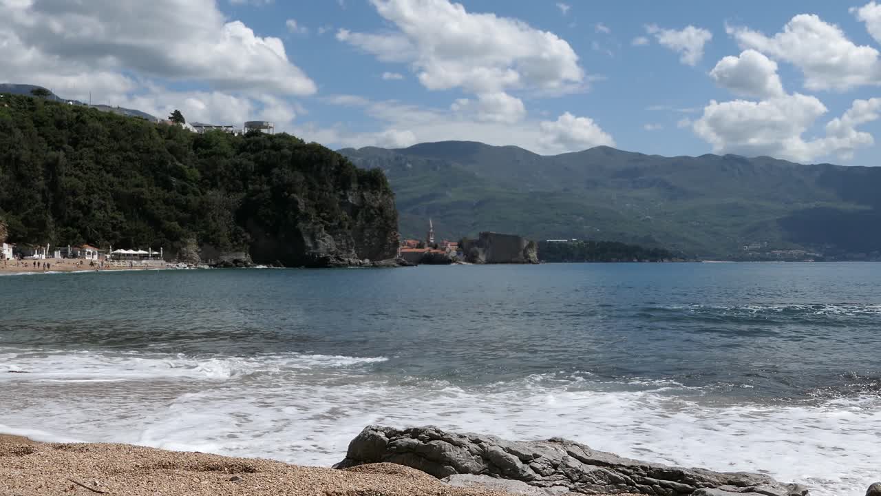 Onde si infrangono dolcemente sulla sabbia della spiaggia, inquadratura rivelatrice, Europa Meridionale