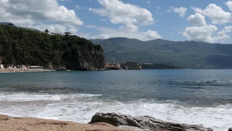 las olas se estrellan suavemente en la arena de la playa, revelan el tiro, el sur de europa