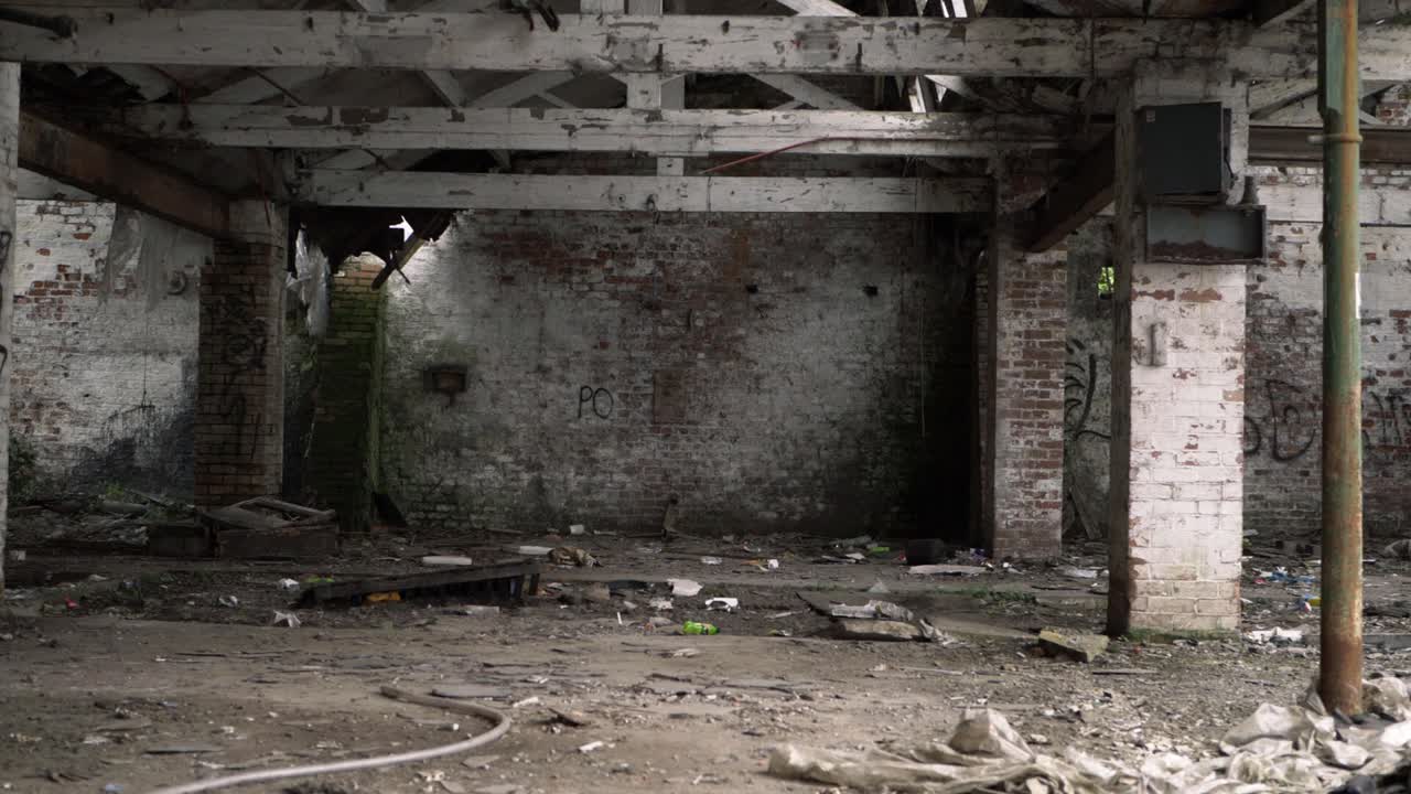 edificio de ladrillo urbano derrumbado abandonado gran zoom en tiro
