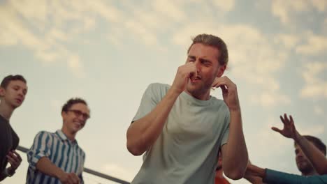 vista de abajo hombre feliz realizando baile callejero al atardecer