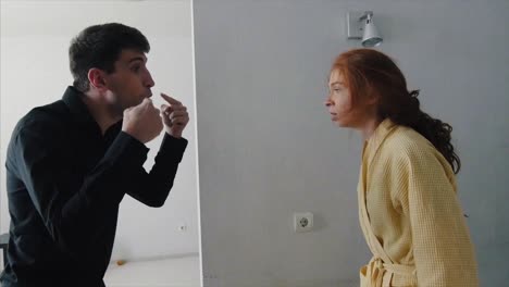pareja discutiendo