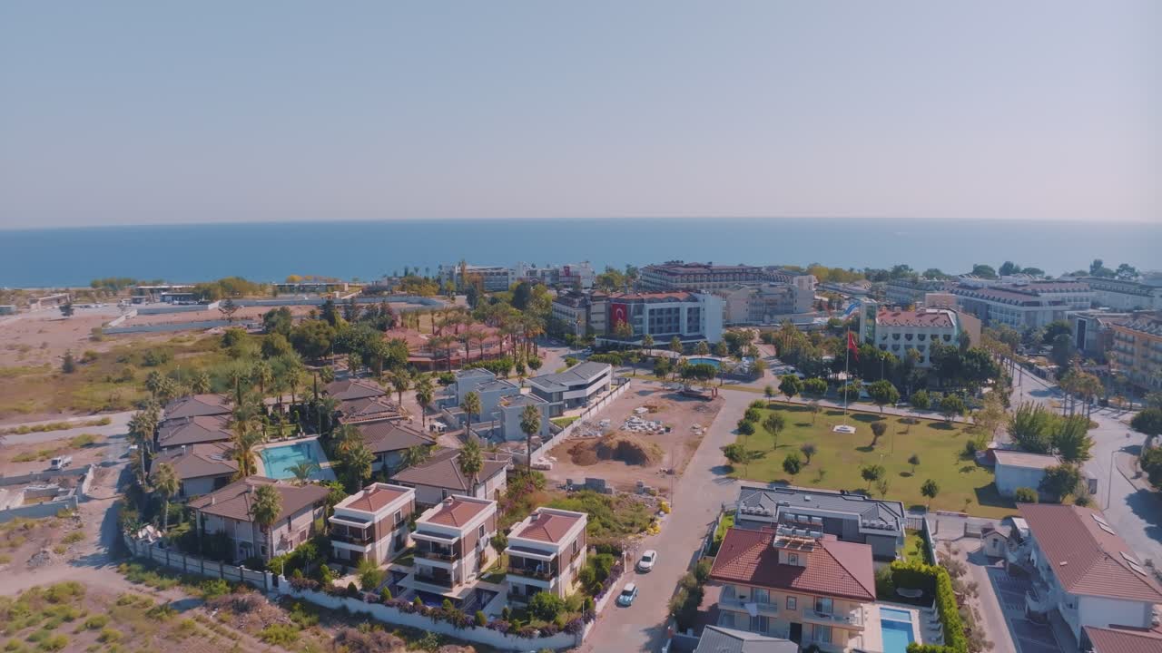 vista aérea de una ciudad turística costera en turquía