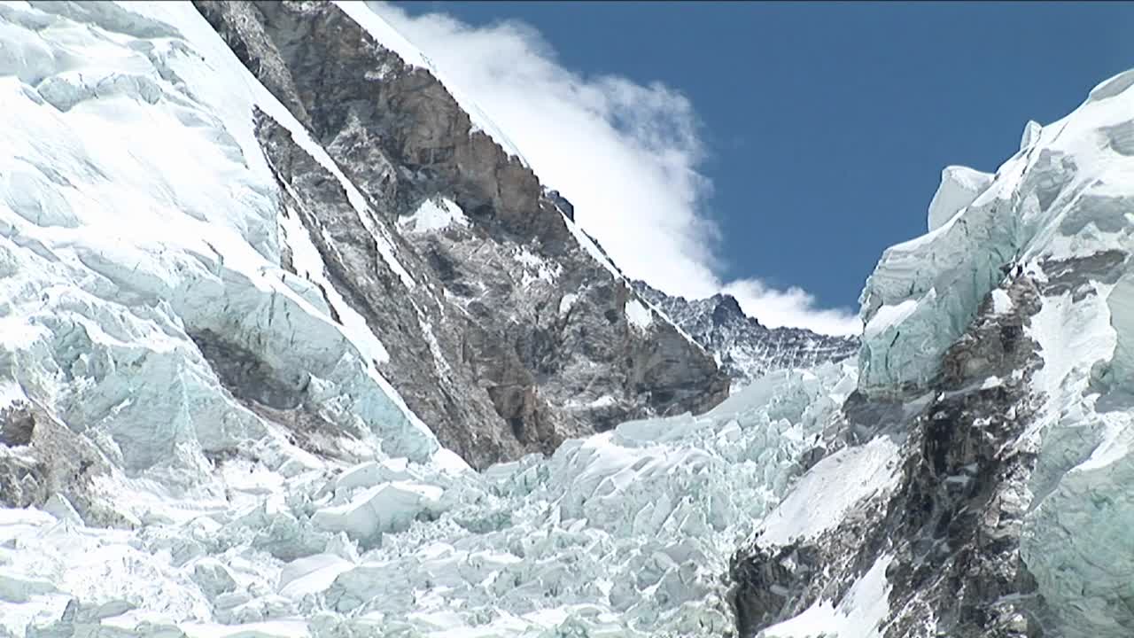 쿰부 빙폭에서 물러나다