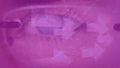 animación de conexiones y flechas sobre el ojo de una mujer caucásica