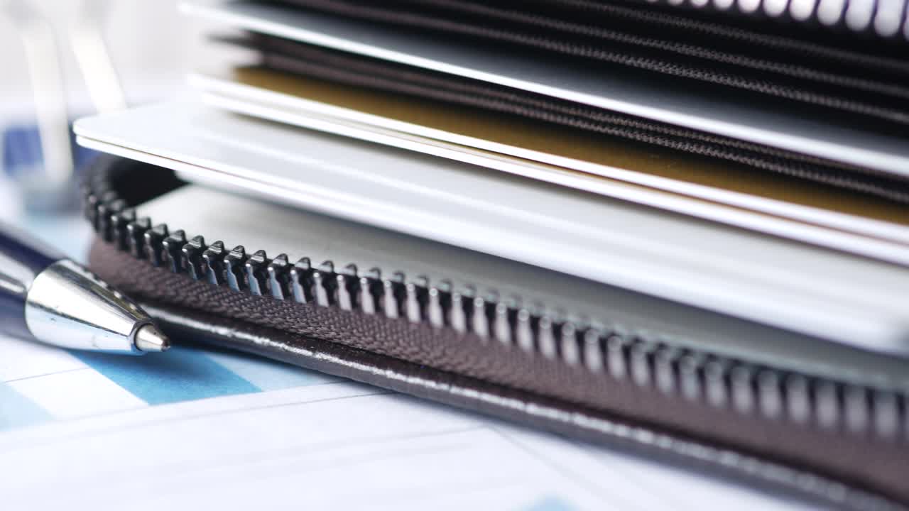 파란색 금융 그래프의 세부 사진, 펜과 신용 카드 테이블,