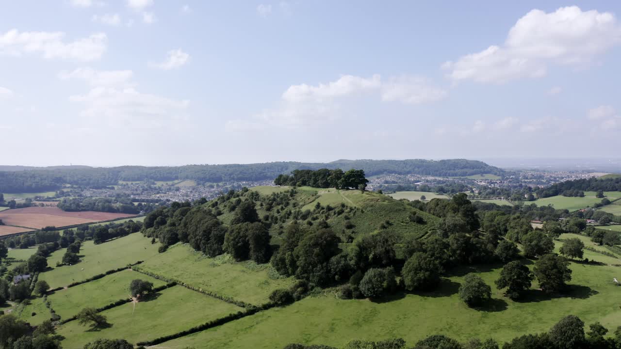 antena - hermosas colinas verdes en un día claro cerca de uley, cotswolds, inglaterra