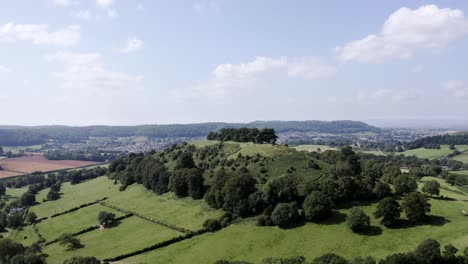 Antenne---Schöne-Grüne-Hügel-An-Einem-Klaren-Tag-In-Der-Nähe-Von-Uley,-Cotswolds,-England