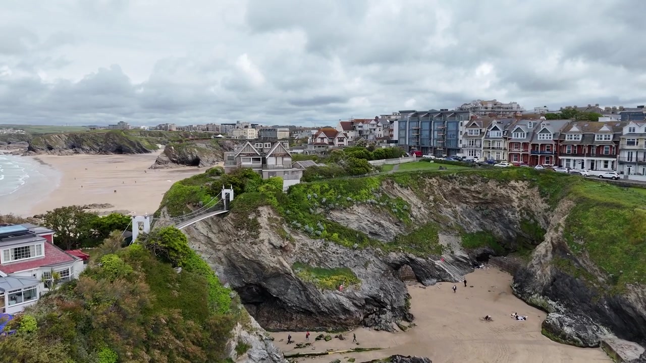 4K Drohnenaufnahmen vom Towan Beach mit goldenem Sand, kristallklarem Wasser und dem ikonischen privaten Insel-Strandhaus entlang der atemberaubenden Küste Cornwalls.