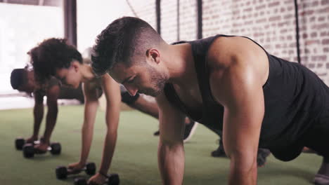 tres personas usando pesas mientras hacen ejercicio