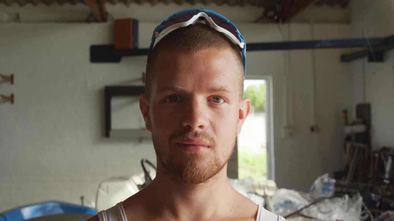 카메라 를 바라보는 남성 로워 의 초상화