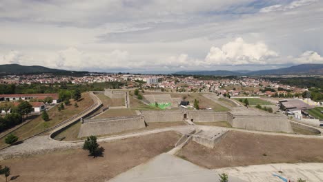 órbita-Aérea-Sobre-La-Antigua-Fortaleza-De-São-Neutel,-Fuerte-Portugués---Chaves