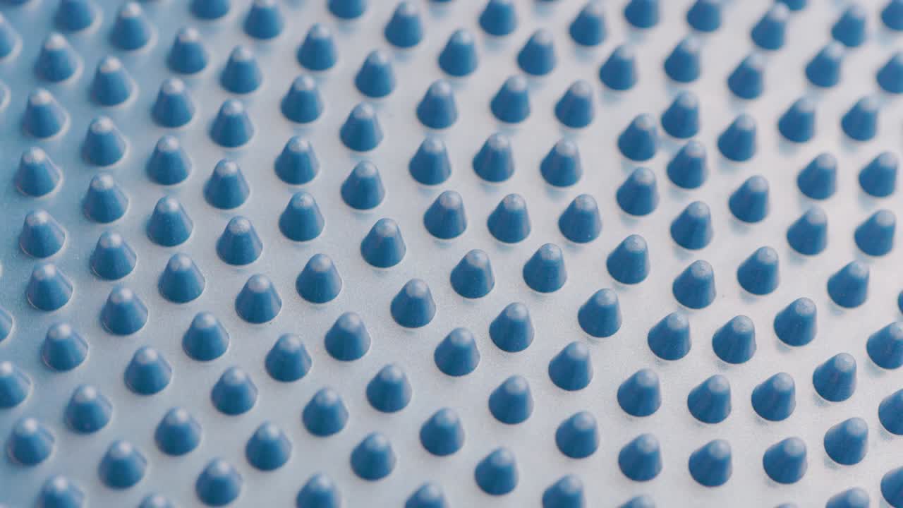 마사지 또는 균형 디스크에 천천히 회전하는 파란색 고무 스파이크를 루프