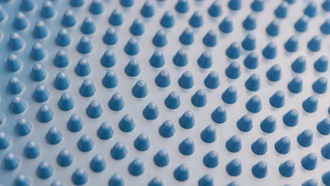 espigas de goma azules giratorias lentas en bucle en el masajeador o en el disco de equilibrio