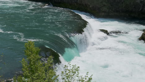 Una-Cascada-Con-Una-Gran-Cantidad-De-Agua-En-Un-Río-De-Montaña-Limpio-Y-Salvaje