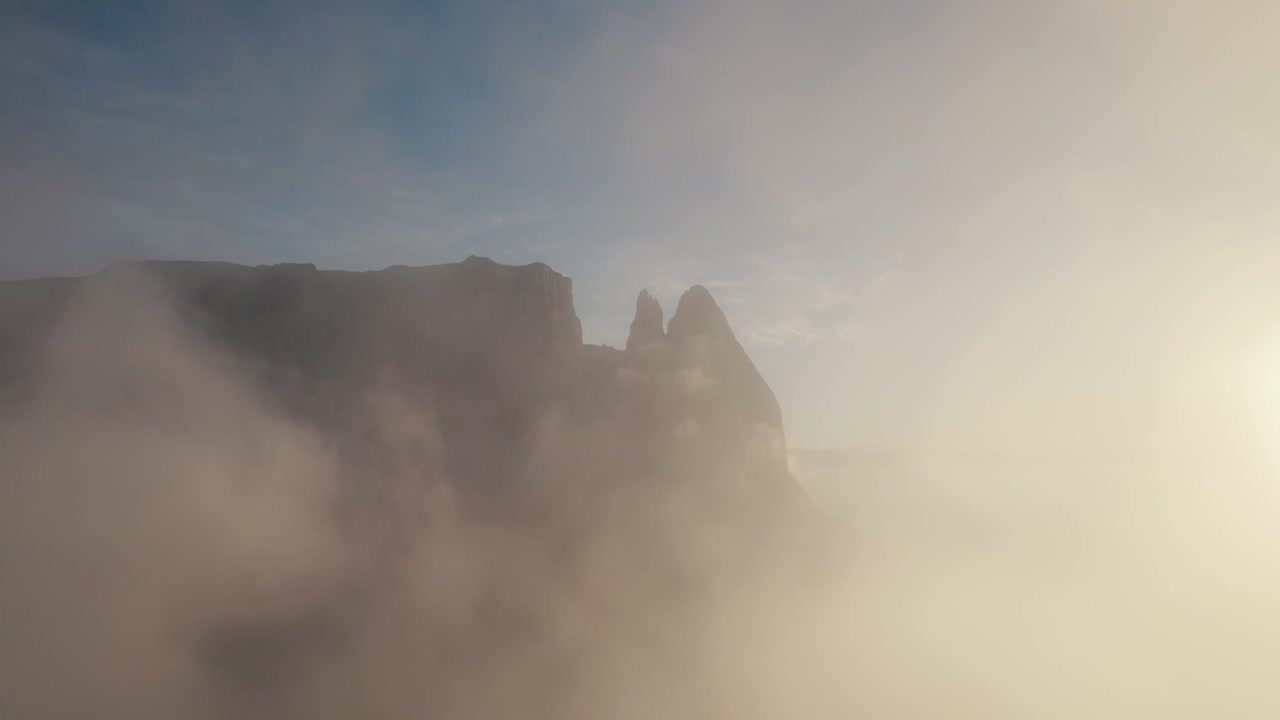 구름 위의 일몰 드론 샷