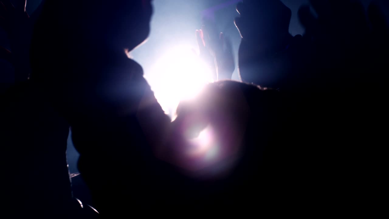 manos en el aire en un concierto o fiesta en un club nocturno