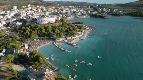 día tranquilo en la riviera albanesa esperando el comienzo de la temporada turística