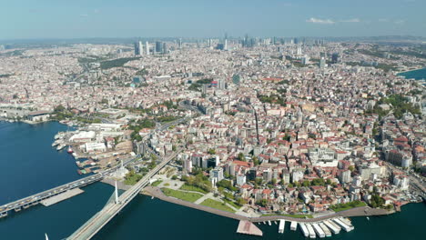 Estambul-Lado-De-Europa-Con-Torres-En-La-Distancia-Y-El-Bósforo,-Establecidor-De-Vista-Aérea-Amplia