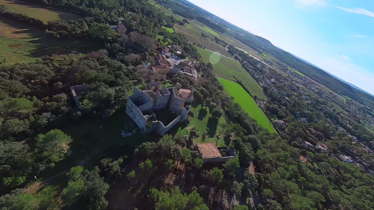 tiro de buceo cinemático fpv explorando los restos del chateau de montlaur, montaud