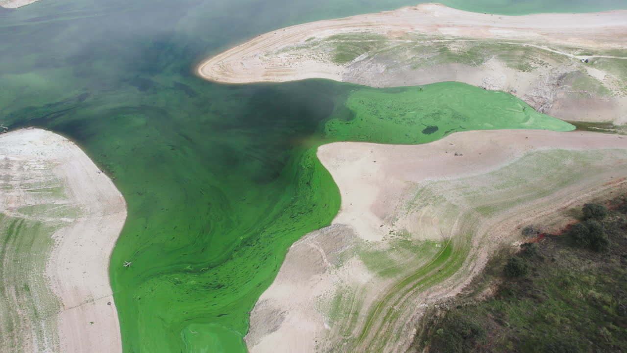 изменение климата: засушливое и пустынное озеро