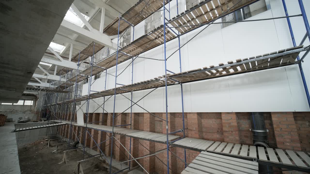 construcción de un edificio con andamios