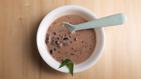 Top-view-spin-of-delicious-fresh-bubur-kacang-merah