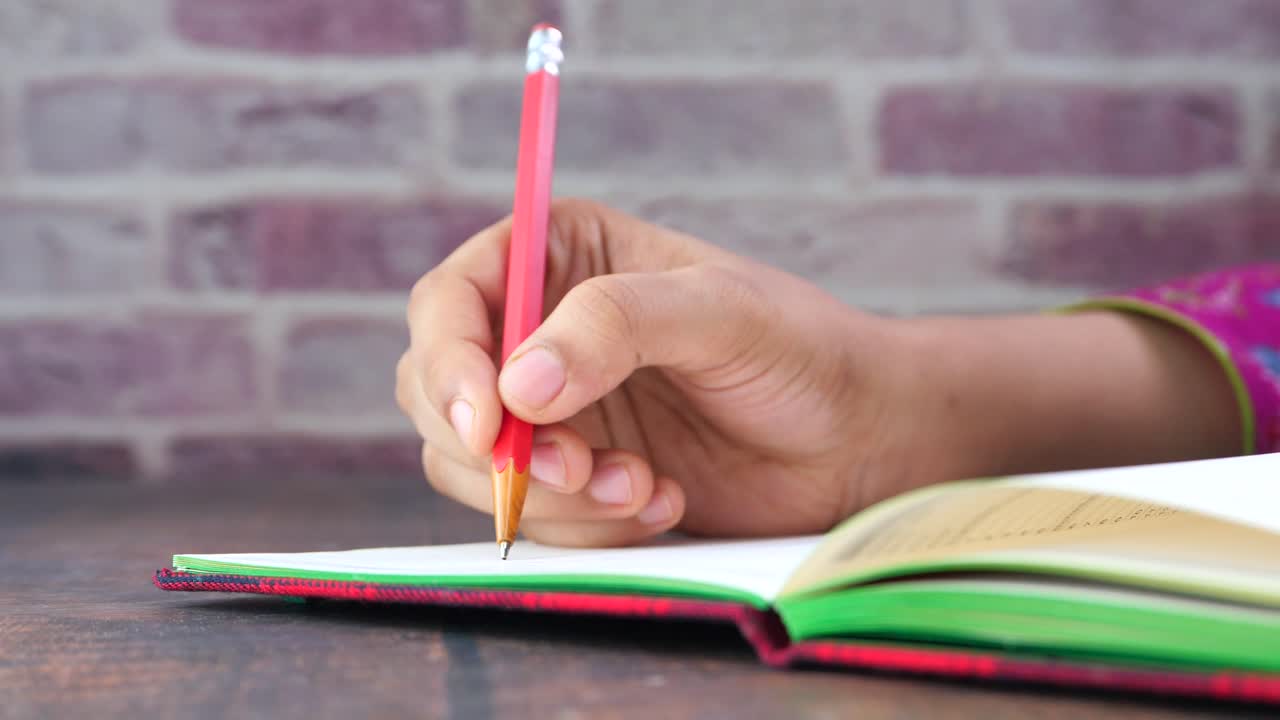 persona que escribe en un cuaderno