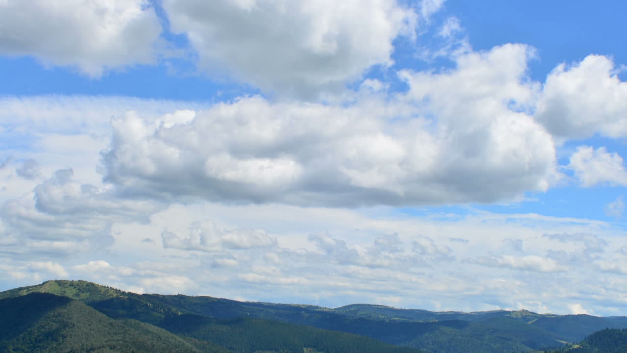 山と雲。タイムラプス。山の撮影。