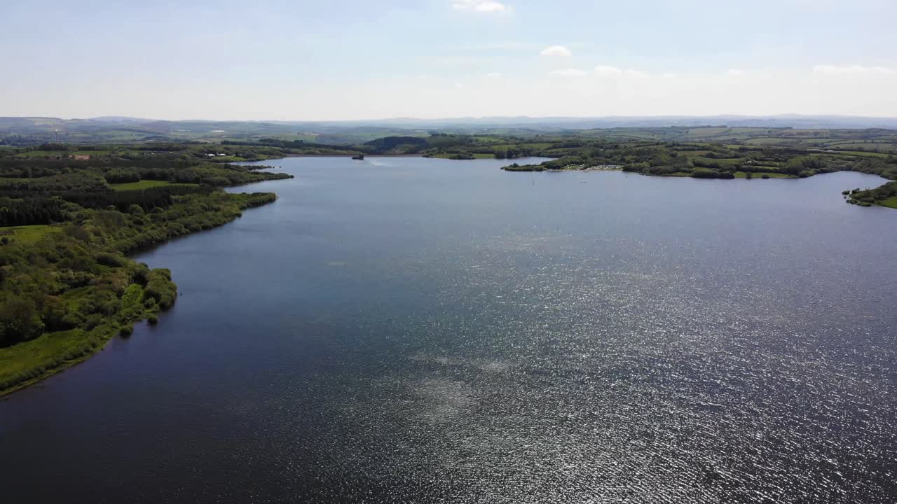 Vista aérea sobre o cintilante Lago Roadford. Recuo de Câmera