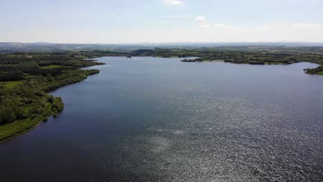 Antenne-über-Dem-Schimmernden-Roadford-Lake.-Dolly-Zurück