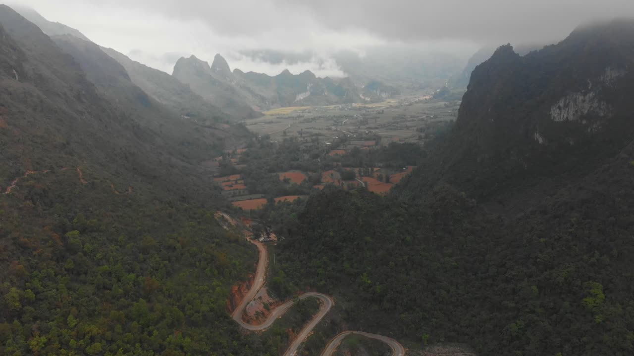 amplia vista de la montaña khau coc cha cao bang vietnam, desde el aire