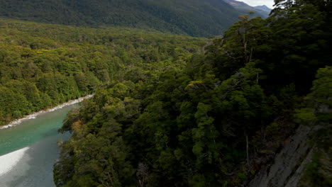 Vista-Aérea-Del-Río-Verde-En-Un-Valle-De-Montaña