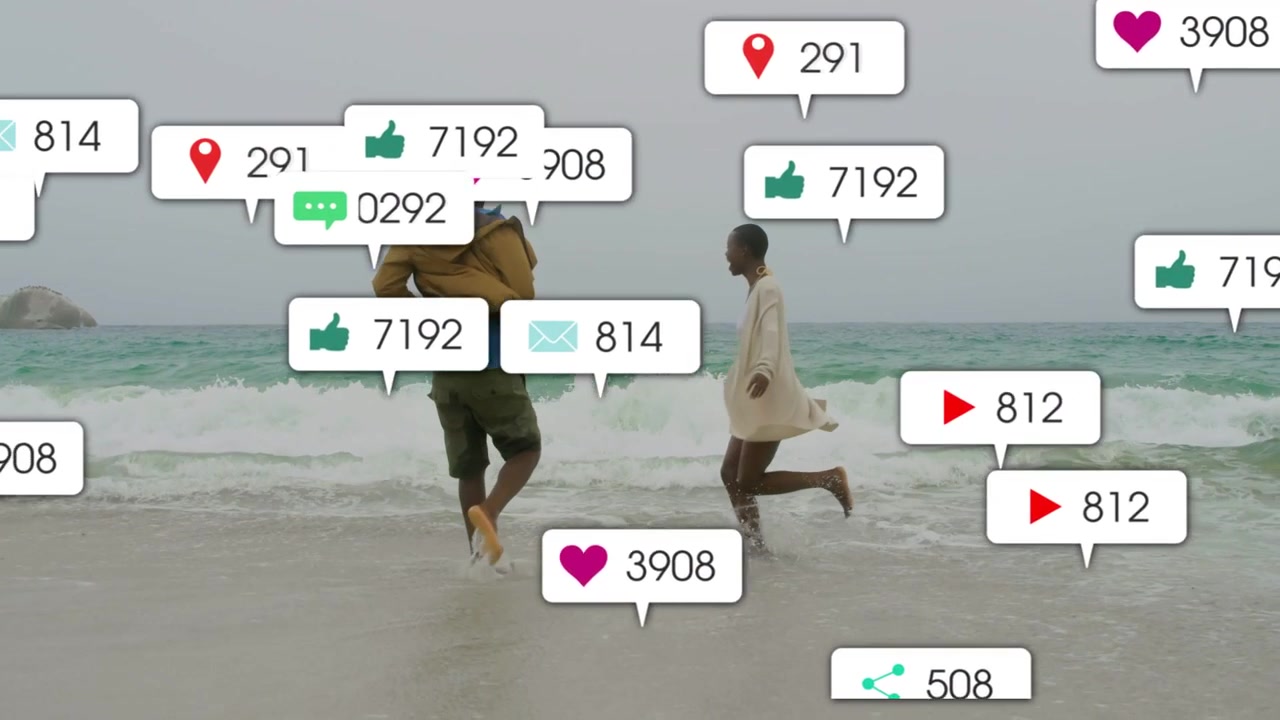 Casal brincando na beira da praia, pessoa à direita girando e ícones sociais cintilantes se multiplicando sobre as ondas