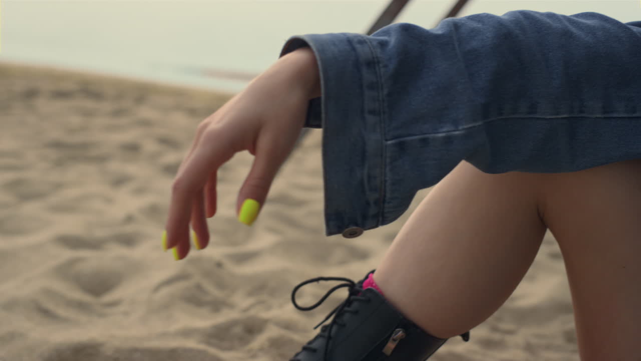 вдумчивая женщина отдыхает на песчаном пляже рядом с океаном. концепция отдыха.