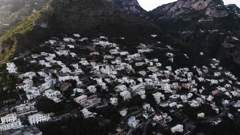 Drone-shot-of-houses-on-a-hill-in-Praiano,-Italy