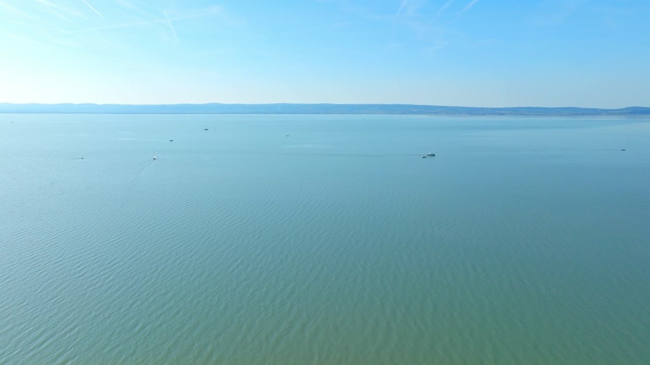 панорамный взгляд с воздуха на озеро нойзедль с парусными лодками в бургенланде, австрия