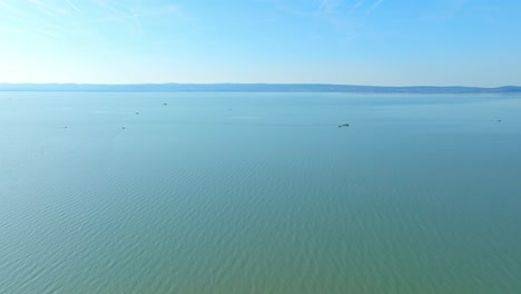 Vista-Aérea-Panorámica-Del-Lago-Neusiedl-Con-Veleros-En-Burgenland,-Austria