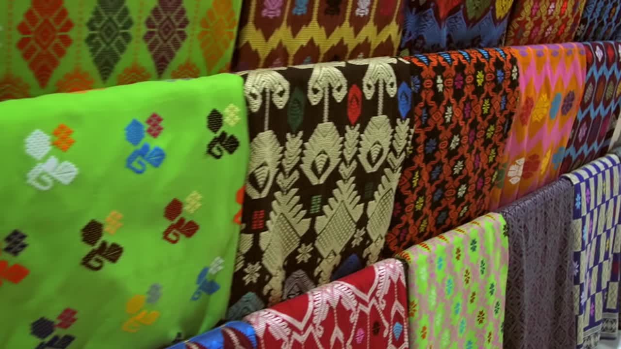 직조 직물 디스플레이를 가로질러 패닝