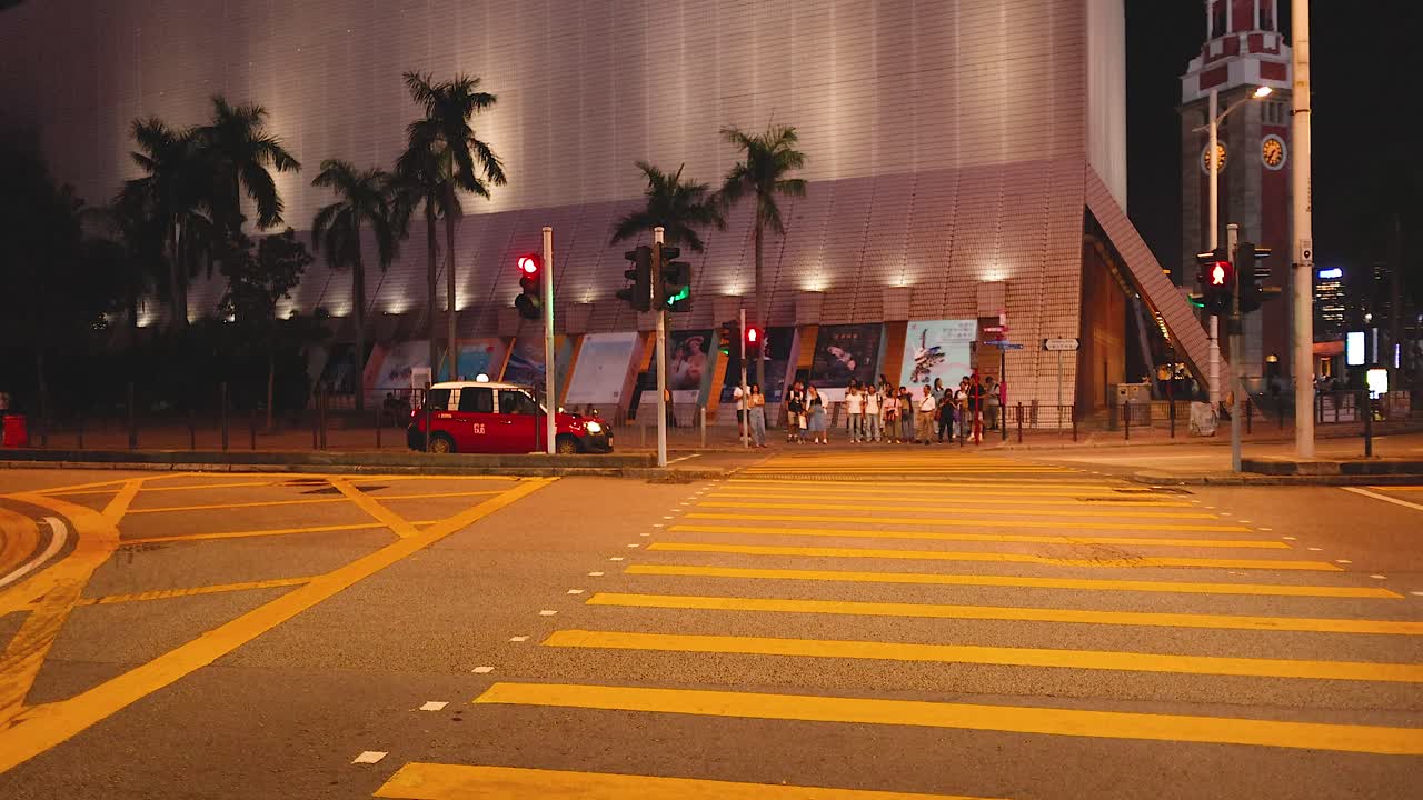 빨간색 택시가 비는 도시 거리를 가로지르고 있다