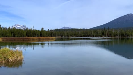 Panorama-Del-Pequeño-Lago-De-Lava,-Lagos-En-Cascada,-Oregon