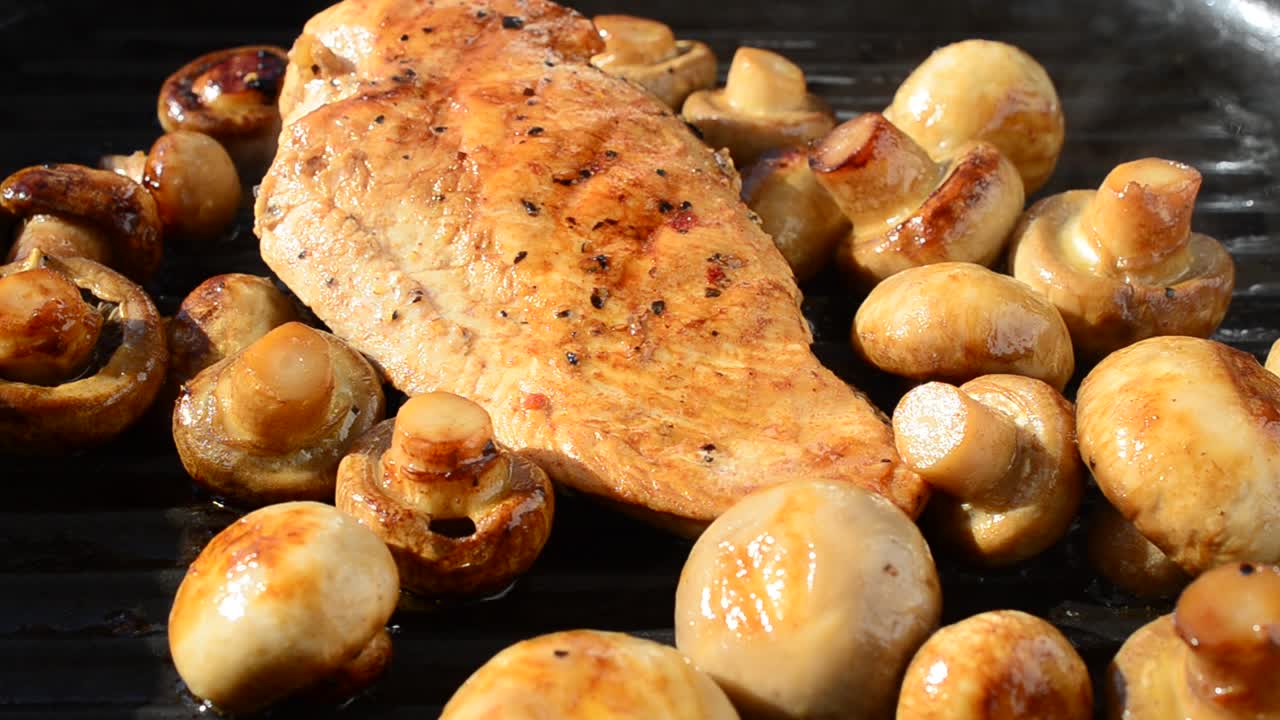 Friggiamo i funghi con il pollo sulla griglia. Prepariamo un piatto.