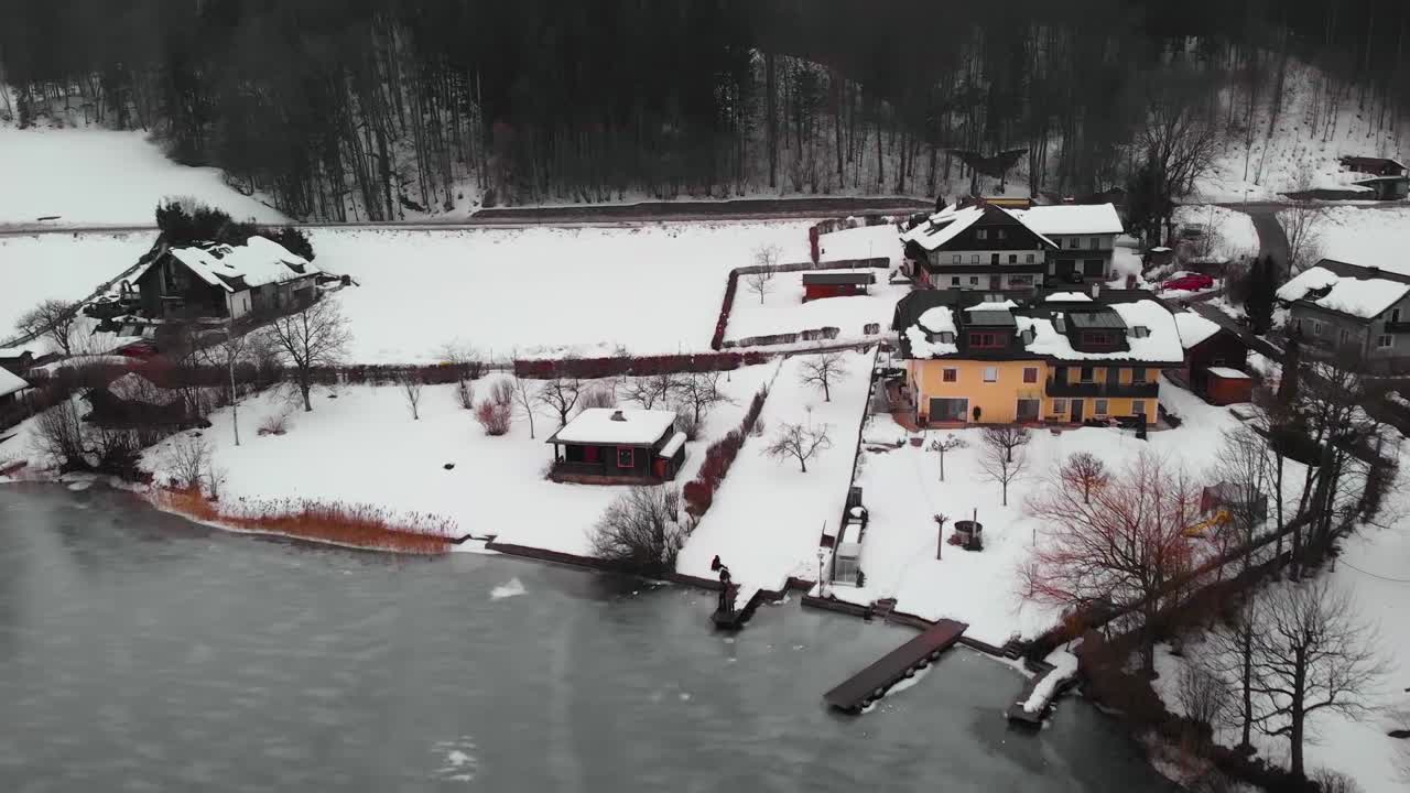 lago congelado fuschl en austria, toma de avión no tripulado de casas pintorescas en la orilla, hd