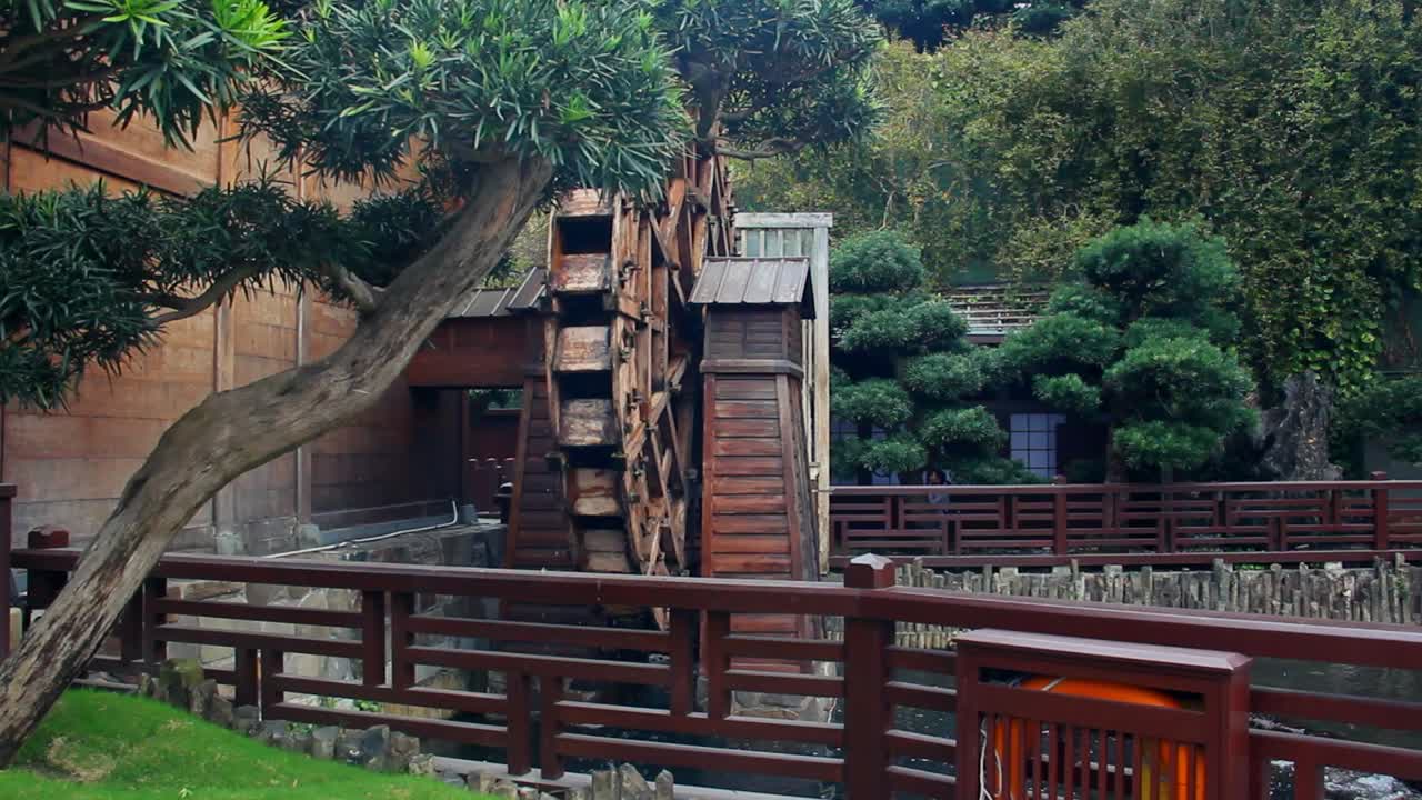 천천히 움직이는 아시아의 오래된 물 방앗간