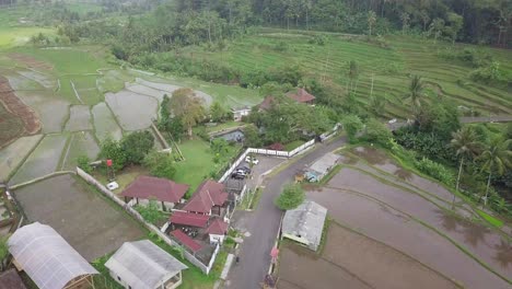 Vista-Aérea-De-Drones-De-Aguas-Termales-Del-Antiguo-Reino,-Llamado-Templo-Umbul-En-Java-Central,-Indonesia